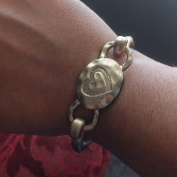 Gold Hammered Heart Bracelet - Picture 5 of 7